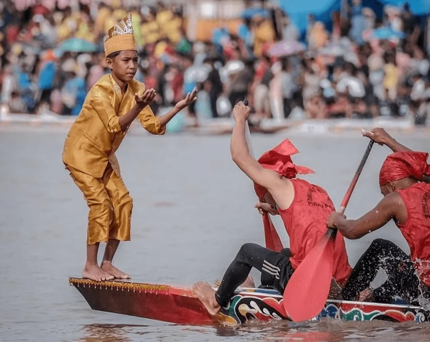 Tradisi Lokal Indonesia Perkuat Semangat Kemerdekaan 2025: 7 Ritual Warisan yang Masih Hidup 2 Tradisi Lokal Indonesia Perkuat Semangat Kemerdekaan 2025: 7 Ritual Warisan yang Masih Hidup