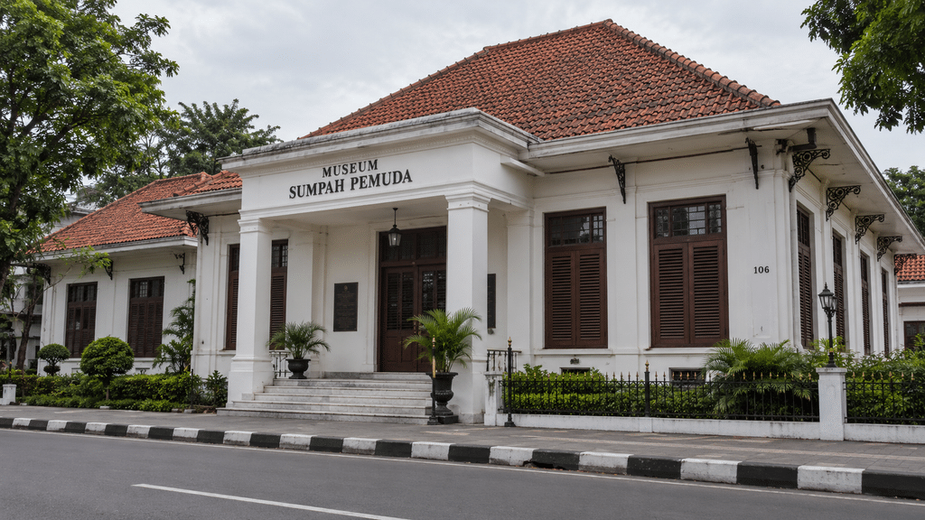 Jelang Sumpah Pemuda ke-98, Ini Sejarah Kongres Pemuda II 1928 2 Fasad depan bangunan bersejarah Museum Sumpah Pemuda di Jalan Kramat Raya 106, Jakarta, lokasi asli pembacaan ikrar pada tahun 1928.